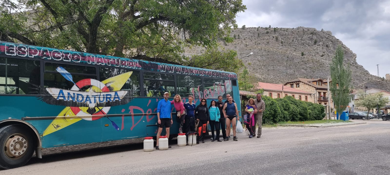 Aventura en Grupo Grupo de piragüistas en el río